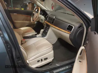2012 Lincoln MKZ z VIN 3LNHL2GC1CR837698, wystawiony jako IAAI lot #41877061 z przebiegiem 129 411 mil mil oraz . Historia ofert i sprzedaży dostępna na DreamBid. Obrazek 5.