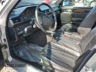 1995 Mercedes-Benz E 320 with VIN WDBEA32E1SC228604, listed as a Copart auction lot 55938105 with 181,204 mi miles and Clean Title. Bid and sale history available at DreamBid. Image 7.