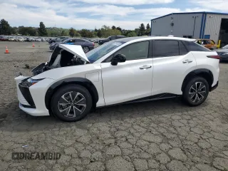 2023 Lexus RZ 450e Premium z VIN JTJAAAAB3PA021756, wystawiony jako Copart lot #52562645 z przebiegiem 17 591 mil mil oraz Szkody całkowita. Historia ofert i sprzedaży dostępna na DreamBid. Obrazek 1.