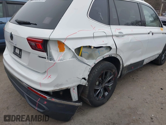 2022 Volkswagen Tiguan SE z VIN 3VV2B7AX9NM029204, wystawiony jako IAAI lot #41248800 z przebiegiem 24 450 mil mil oraz . Historia ofert i sprzedaży dostępna na DreamBid. Obrazek 18.