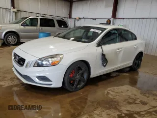 2013 Volvo S60 T6 R-Design Platinum z VIN YV1902FH4D2180281, wystawiony jako Copart lot #59497405 z przebiegiem 128 083 mil mil oraz Szkoda całkowita • Salvage title. Historia ofert i sprzedaży dostępna na DreamBid. Obrazek 1.