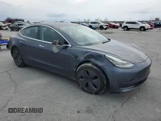 2020 Tesla Model 3 Standard Range Plus z VIN 5YJ3E1EA1LF784832, wystawiony jako Copart lot #57912995 z przebiegiem 77 665 mil mil oraz Szkoda całkowita • Salvage title. Historia ofert i sprzedaży dostępna na DreamBid. Obrazek 4.