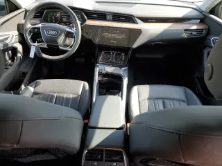 2019 Audi e-tron Premium Plus z VIN WA1LAAGEXKB015138, wystawiony jako Copart lot #48853815 z przebiegiem 35 816 mil mil oraz Szkody całkowita. Historia ofert i sprzedaży dostępna na DreamBid. Obrazek 8.