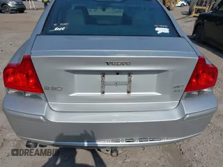 2006 Volvo S60 2.5T with VIN YV1RH592762506742, listed as a IAAI auction lot 41548377 with 320,211 mi miles. Bid and sale history available at carsss.com. Image 6.