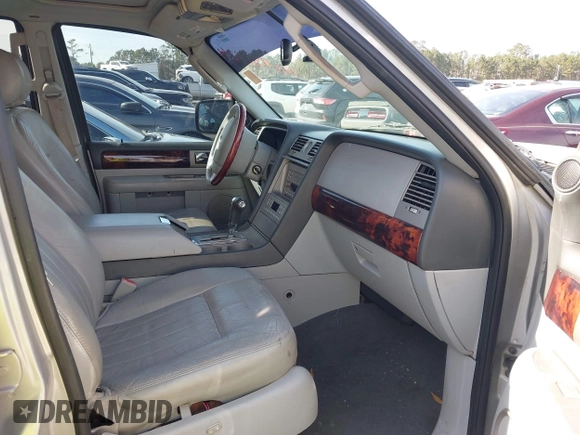 2005 Lincoln Navigator Luxury with VIN 5LMFU28535LJ01574, listed as a IAAI auction lot 41453324 with 197,935 mi miles. Bid and sale history available at carsss.com. Image 5.