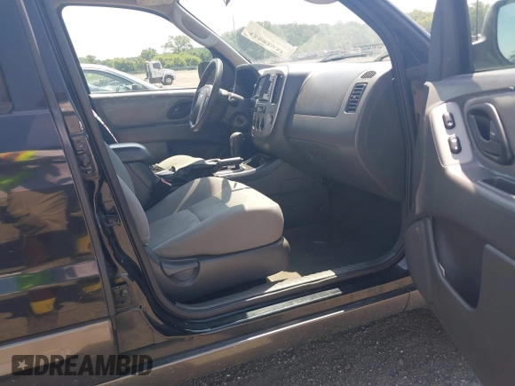2005 Ford Escape XLT with VIN 1FMCU93115KE48930, listed as a IAAI auction lot 42592931 with 180,260 mi miles and . Bid and sale history available at DreamBid. Image 5.