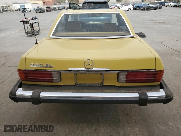 1981 Mercedes-Benz 380 SL z VIN WDBBA45A6BB004011, wystawiony jako Copart lot #51533745 z przebiegiem 94 176 mil mil oraz Tytuł czysty. Historia ofert i sprzedaży dostępna na DreamBid. Obrazek 6.