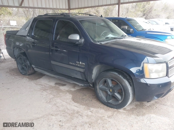 2011 Chevrolet Avalanche LT with VIN 3GNMCFE06BG133808, listed as a IAAI auction lot 41605369 with 304,317 mi miles. Bid and sale history available at carsss.com. Image 1.