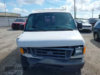 2006 Ford Econoline Cargo z VIN 1FTRE14W66HA95946, wystawiony jako IAAI lot #42244992 z przebiegiem 230 184 mil mil oraz . Historia ofert i sprzedaży dostępna na DreamBid. Obrazek 12.