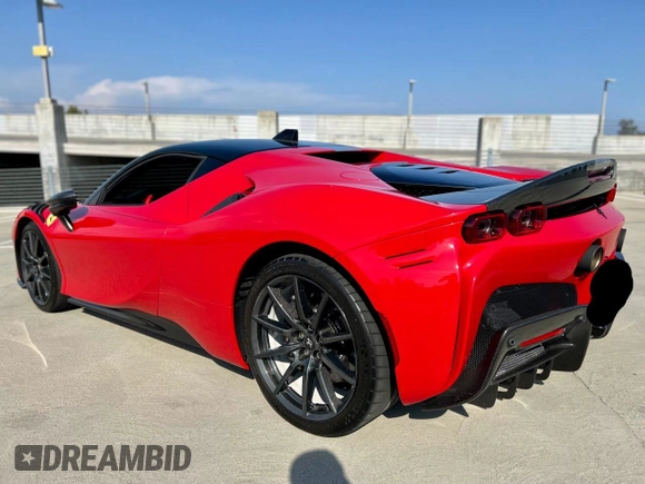 2021 Ferrari SF90 z VIN ZFF95NLA4M0265120, wystawiony jako Copart lot #58449645 z przebiegiem 5000 mil mil oraz Szkody całkowita. Historia ofert i sprzedaży dostępna na DreamBid. Obrazek 3.