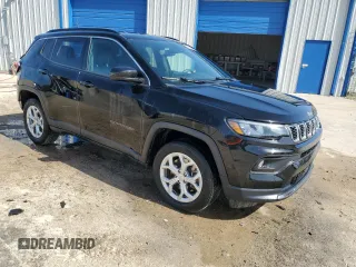 2024 Jeep Compass Latitude z VIN 3C4NJDBN2RT109871, wystawiony jako Copart lot #65576335 z przebiegiem 43 598 mil mil oraz Czysty tytuł • Clean title. Historia ofert i sprzedaży dostępna na DreamBid. Obrazek 4.