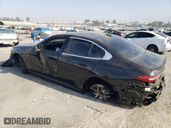 2024 BMW i5 eDrive40 z VIN WBY33FK04RCR61828, wystawiony jako Copart lot #75008794 z przebiegiem 11 905 mil mil oraz Szkody całkowita. Historia ofert i sprzedaży dostępna na DreamBid. Obrazek 2.