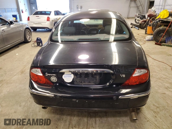 2003 Jaguar S-Type z VIN SAJEA01U93HM84195, wystawiony jako Copart lot #54300574 z przebiegiem 98 820 mil mil oraz Czysty tytuł • Clean title. Historia ofert i sprzedaży dostępna na DreamBid. Obrazek 6.