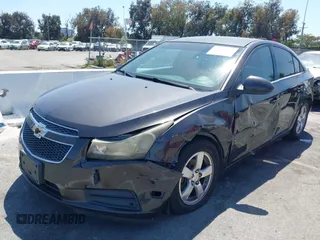 2014 Chevrolet Cruze 1LT z VIN 1G1PC5SB5E7154437, wystawiony jako IAAI lot #42215520 z przebiegiem 152 834 mil mil oraz . Historia ofert i sprzedaży dostępna na DreamBid. Obrazek 6.
