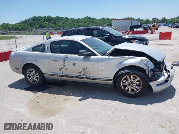 2007 Ford Mustang Deluxe z VIN 1ZVFT80N275244240, wystawiony jako IAAI lot #42279817 z przebiegiem 204 840 mil mil oraz . Historia ofert i sprzedaży dostępna na DreamBid. Obrazek 13.