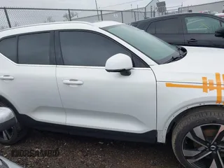 2024 Volvo XC40 Plus Bright Theme z VIN YV4L12UEXR2202130, wystawiony jako IAAI lot #41876910 z przebiegiem 15 997 mil mil oraz . Historia ofert i sprzedaży dostępna na DreamBid. Obrazek 14.
