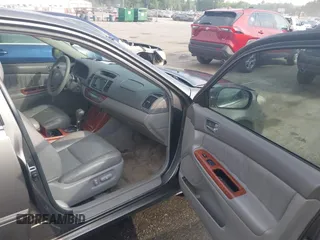 2005 Toyota Camry LE z VIN 4T1BF32K85U594470, wystawiony jako IAAI lot #42280442 z przebiegiem 151 553 mil mil oraz . Historia ofert i sprzedaży dostępna na DreamBid. Obrazek 5.
