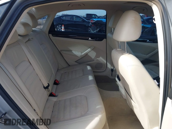 2014 Volkswagen Passat SEL Premium z VIN 1VWCN7A33EC013425, wystawiony jako IAAI lot #41381958 z przebiegiem 104 692 mil mil oraz . Historia ofert i sprzedaży dostępna na DreamBid. Obrazek 8.