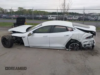 2017 Tesla Model S 100D z VIN 5YJSA1E24HF195488, wystawiony jako IAAI lot #42073744 z przebiegiem 108 577 mil mil oraz . Historia ofert i sprzedaży dostępna na DreamBid. Obrazek 15.