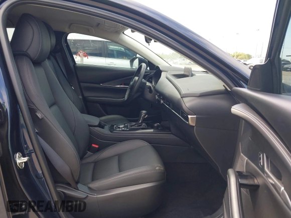 2024 Mazda CX-30 S Select Sport z VIN 3MVDMBBM1RM655682, wystawiony jako IAAI lot #42063971 z przebiegiem 6 771 mil mil oraz . Historia ofert i sprzedaży dostępna na DreamBid. Obrazek 5.