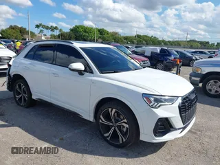 2024 Audi Q3 S line Premium Plus z VIN WA1EECF39R1136414, wystawiony jako IAAI lot #41676419 z przebiegiem 7824 mil mil oraz . Historia ofert i sprzedaży dostępna na DreamBid. Obrazek 1.