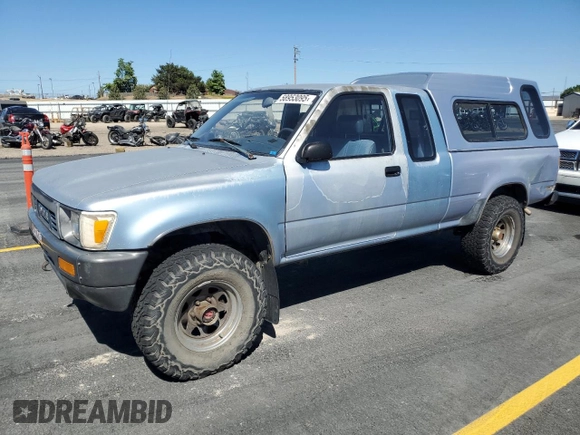 1991 Toyota Pickup z VIN JT4RN13PXM6031833, wystawiony jako Copart lot #58953095 z przebiegiem 252 237 mil mil oraz Czysty tytuł • Clean title. Historia ofert i sprzedaży dostępna na DreamBid. Obrazek 1.