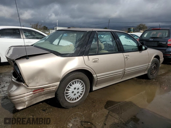 1996 Oldsmobile Cutlass Supreme S z VIN 1G3WH52M1TF334801, wystawiony jako Copart lot #44814585 z przebiegiem 106 295 mil mil oraz Szkody całkowita. Historia ofert i sprzedaży dostępna na DreamBid. Obrazek 3.