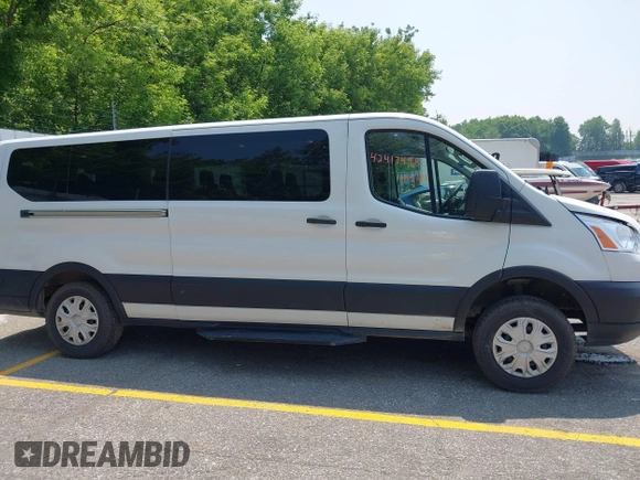 2019 Ford Transit Passenger XL z VIN 1FBZX2YM4KKB64966, wystawiony jako IAAI lot #42417498 z przebiegiem 157 311 mil mil oraz . Historia ofert i sprzedaży dostępna na DreamBid. Obrazek 13.