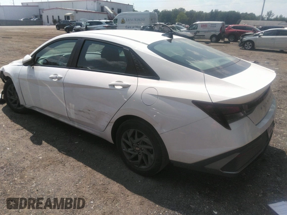 2024 Hyundai Elantra SEL z VIN KMHLM4DG8RU678626, wystawiony jako IAAI lot #42794258 z przebiegiem 53 871 mil mil oraz . Historia ofert i sprzedaży dostępna na DreamBid. Obrazek 3.