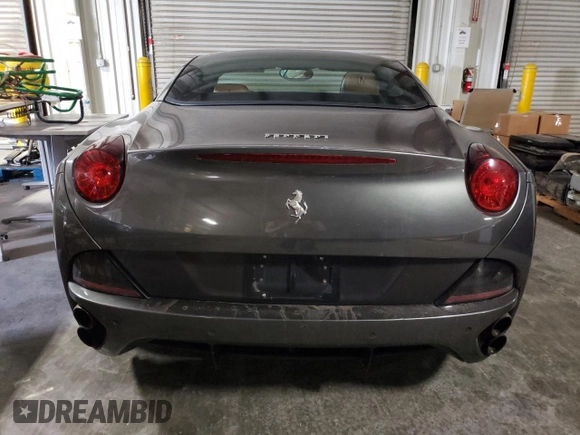 2010 Ferrari California z VIN ZFF65LJA8A0168430, wystawiony jako Copart lot #50759965 z przebiegiem 26 006 mil mil oraz Szkody całkowita. Historia ofert i sprzedaży dostępna na DreamBid. Obrazek 6.