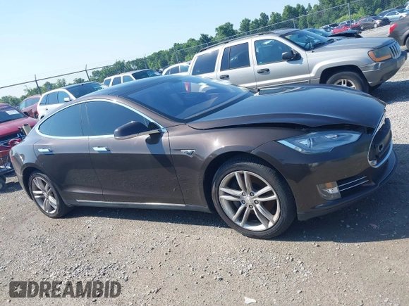 2013 Tesla Model S z VIN 5YJSA1DN6DFP03367, wystawiony jako IAAI lot #42565978 z przebiegiem 105 945 mil mil oraz . Historia ofert i sprzedaży dostępna na DreamBid. Obrazek 12.