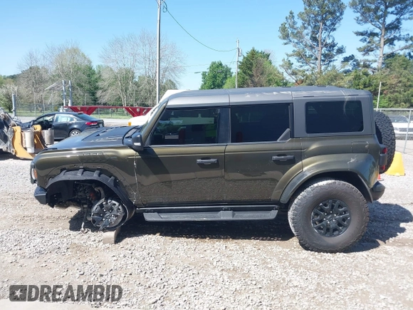 2024 Ford Bronco Raptor z VIN 1FMEE0RR4RLA01295, wystawiony jako IAAI lot #41971950 z przebiegiem 8 246 mil mil oraz . Historia ofert i sprzedaży dostępna na DreamBid. Obrazek 15.