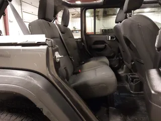 2019 Jeep Wrangler Unlimited Sport S z VIN 1C4HJXDG6KW598997, wystawiony jako IAAI lot #42473098 z przebiegiem 59 232 mil mil oraz . Historia ofert i sprzedaży dostępna na DreamBid. Obrazek 8.