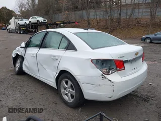 2014 Chevrolet Cruze 1LT z VIN 1G1PC5SB1E7264742, wystawiony jako IAAI lot #41740704 z przebiegiem 155 005 mil mil oraz . Historia ofert i sprzedaży dostępna na DreamBid. Obrazek 3.