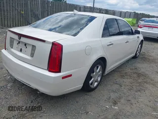 2010 Cadillac STS AWD z VIN 1G6DU6EV4A0102872, wystawiony jako IAAI lot #42348505 z przebiegiem 151 934 mil mil oraz . Historia ofert i sprzedaży dostępna na DreamBid. Obrazek 4.