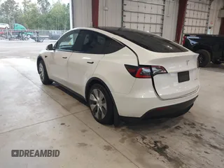 2020 Tesla Model Y Long Range z VIN 5YJYGDEE8LF054338, wystawiony jako IAAI lot #39026888 z przebiegiem 86 142 mil mil oraz . Historia ofert i sprzedaży dostępna na DreamBid. Obrazek 3.