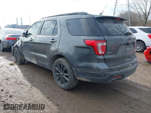 2018 Ford Explorer XLT z VIN 1FM5K8D87JGA91433, wystawiony jako IAAI lot #41038180 z przebiegiem 125 351 mil mil oraz . Historia ofert i sprzedaży dostępna na DreamBid. Obrazek 3.