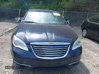2014 Chrysler 200 Limited z VIN 1C3CCBCG2EN192433, wystawiony jako IAAI lot #42211314 z przebiegiem 158 668 mil mil oraz . Historia ofert i sprzedaży dostępna na DreamBid. Obrazek 13.