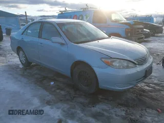 2005 Toyota Camry STD z VIN 4T1BE32KX5U963171, wystawiony jako IAAI lot #41604331 z przebiegiem Nie podano mil oraz . Historia ofert i sprzedaży dostępna na DreamBid. Obrazek 1.