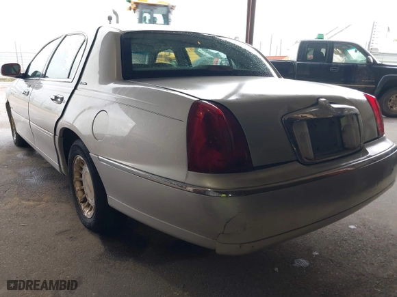 2002 Lincoln Town Car Executive with VIN 1LNHM81W42Y608998, listed as a IAAI auction lot 41893243 with 222,672 mi miles. Bid and sale history available at carsss.com. Image 3.