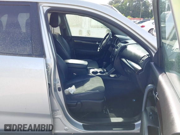 2011 Kia Sorento EX with VIN 5XYKU4A20BG070261, listed as a IAAI auction lot 42127079 with 1 mi miles. Bid and sale history available at carsss.com. Image 5.