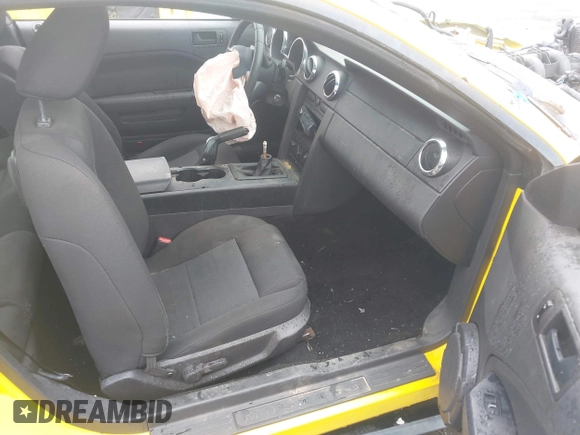 2005 Ford Mustang Deluxe with VIN 1ZVFT80N755214860, listed as a IAAI auction lot 42060292 with 138,177 mi miles. Bid and sale history available at carsss.com. Image 5.
