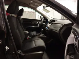 2017 Nissan Rogue S z VIN KNMAT2MV5HP575713, wystawiony jako IAAI lot #42241396 z przebiegiem 176 102 mil mil oraz . Historia ofert i sprzedaży dostępna na DreamBid. Obrazek 5.