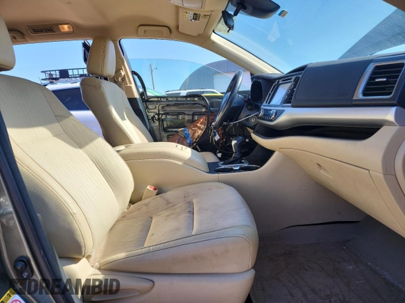 2017 Toyota Highlander LE with VIN 5TDBZRFH8HS477994, listed as a Copart auction lot 61043225 with 70,801 mi miles and Salvage title. Bid and sale history available at DreamBid. Image 7.