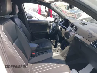 2022 Volkswagen Tiguan SE R-Line Black z VIN 3VVCB7AX1NM078210, wystawiony jako IAAI lot #42374836 z przebiegiem 37 774 mil mil oraz . Historia ofert i sprzedaży dostępna na DreamBid. Obrazek 5.
