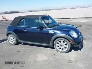 2014 MINI Convertible S z VIN WMWZP3C53ET706796, wystawiony jako IAAI lot #42363811 z przebiegiem 93 581 mil mil oraz . Historia ofert i sprzedaży dostępna na DreamBid. Obrazek 18.
