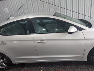 2018 Hyundai Elantra SEL z VIN KMHD84LF1JU499186, wystawiony jako IAAI lot #41950942 z przebiegiem 28 198 mil mil oraz . Historia ofert i sprzedaży dostępna na DreamBid. Obrazek 13.
