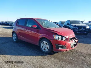 2013 Chevrolet Sonic LS z VIN 1G1JA6SH6D4132923, wystawiony jako IAAI lot #41181255 z przebiegiem 245 351 mil mil oraz . Historia ofert i sprzedaży dostępna na DreamBid. Obrazek 1.
