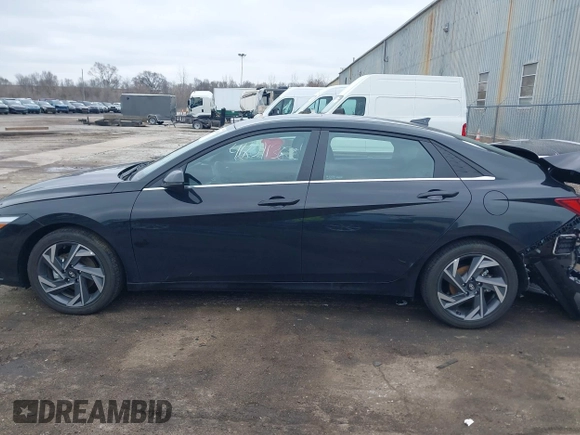 2025 Hyundai Elantra Limited z VIN KMHLN4DJ1SU124424, wystawiony jako IAAI lot #42013638 z przebiegiem 2 713 mil mil oraz . Historia ofert i sprzedaży dostępna na DreamBid. Obrazek 14.