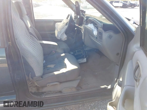 2003 Chevrolet S-10 with VIN 1GCCS19H038283804, listed as a IAAI auction lot 42018334 with 171,940 mi miles and . Bid and sale history available at DreamBid. Image 5.